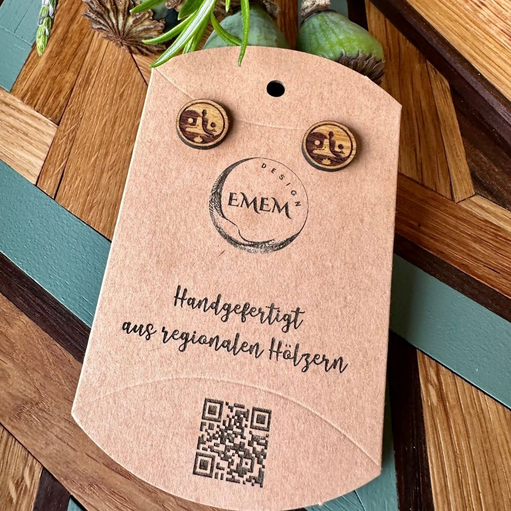 Handgefertigte Ohrstecker aus Robinie mit Gravur