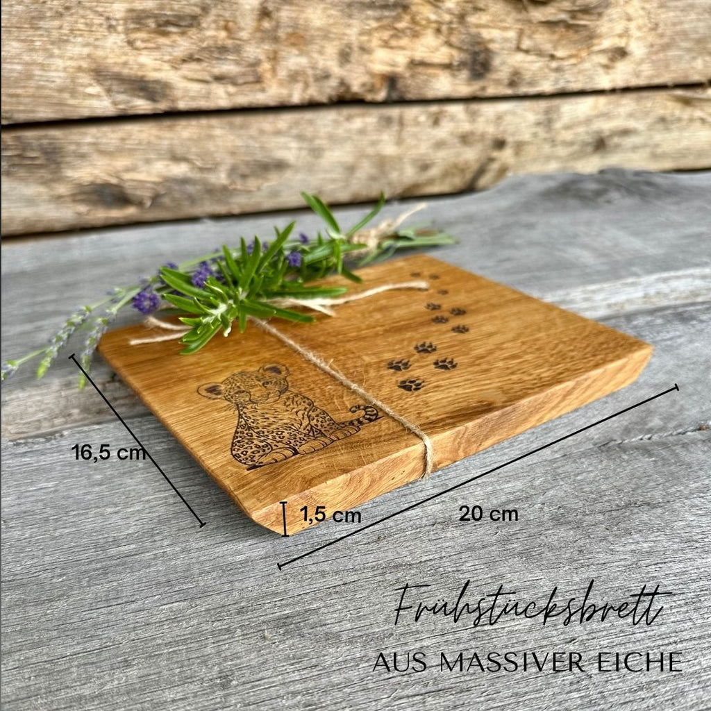 Handgefertigtes Frühstücksbrett aus massiver Eiche mit Gravur