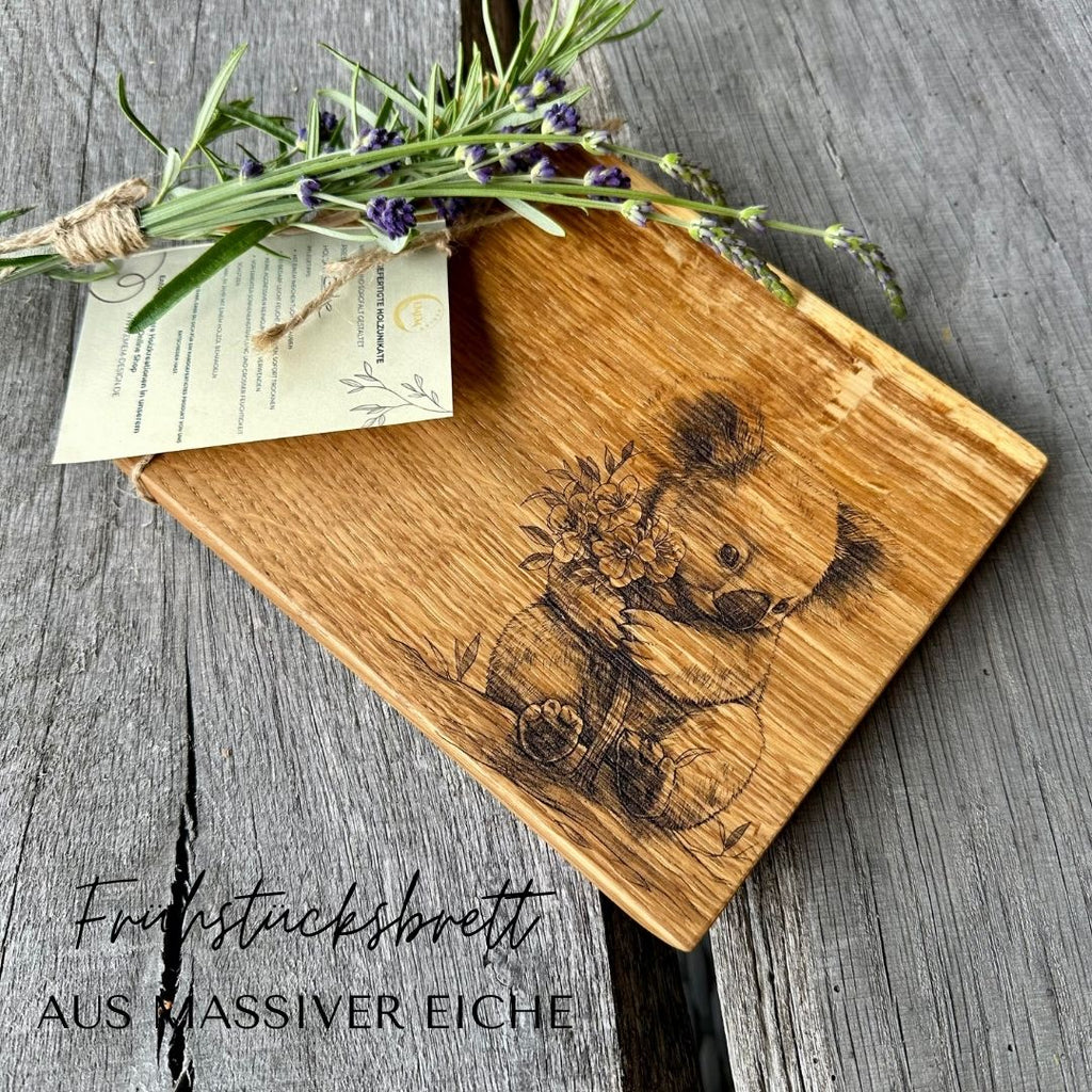 Handgefertigtes Frühstücksbrett aus massiver Eiche mit Gravur