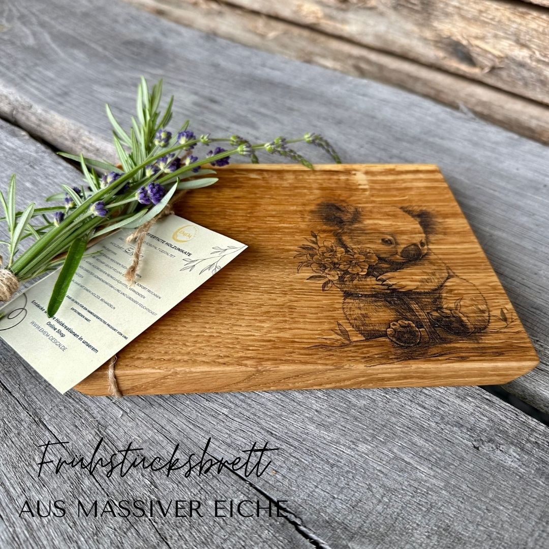 Handgefertigtes Frühstücksbrett aus massiver Eiche mit Gravur