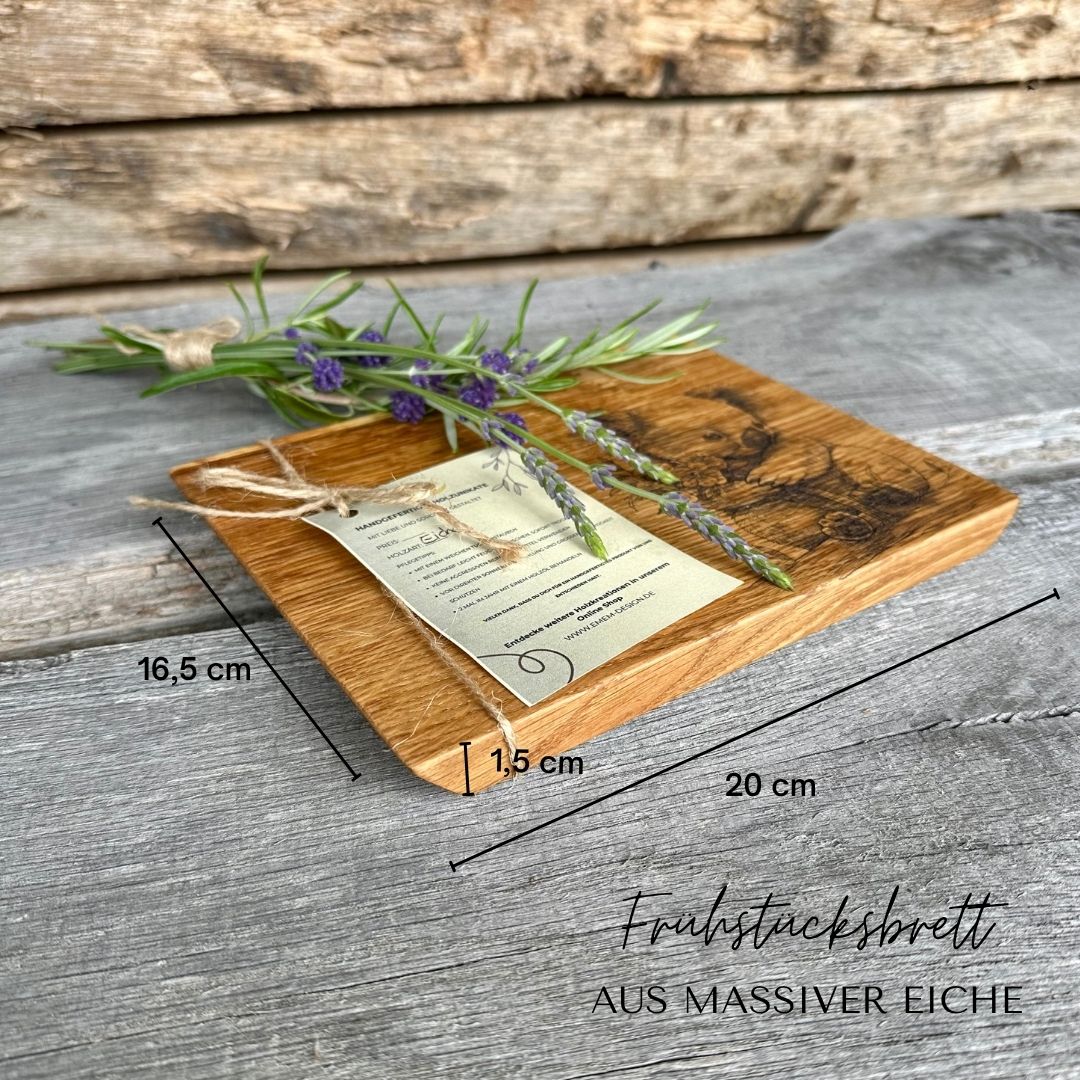 Handgefertigtes Frühstücksbrett aus massiver Eiche mit Gravur