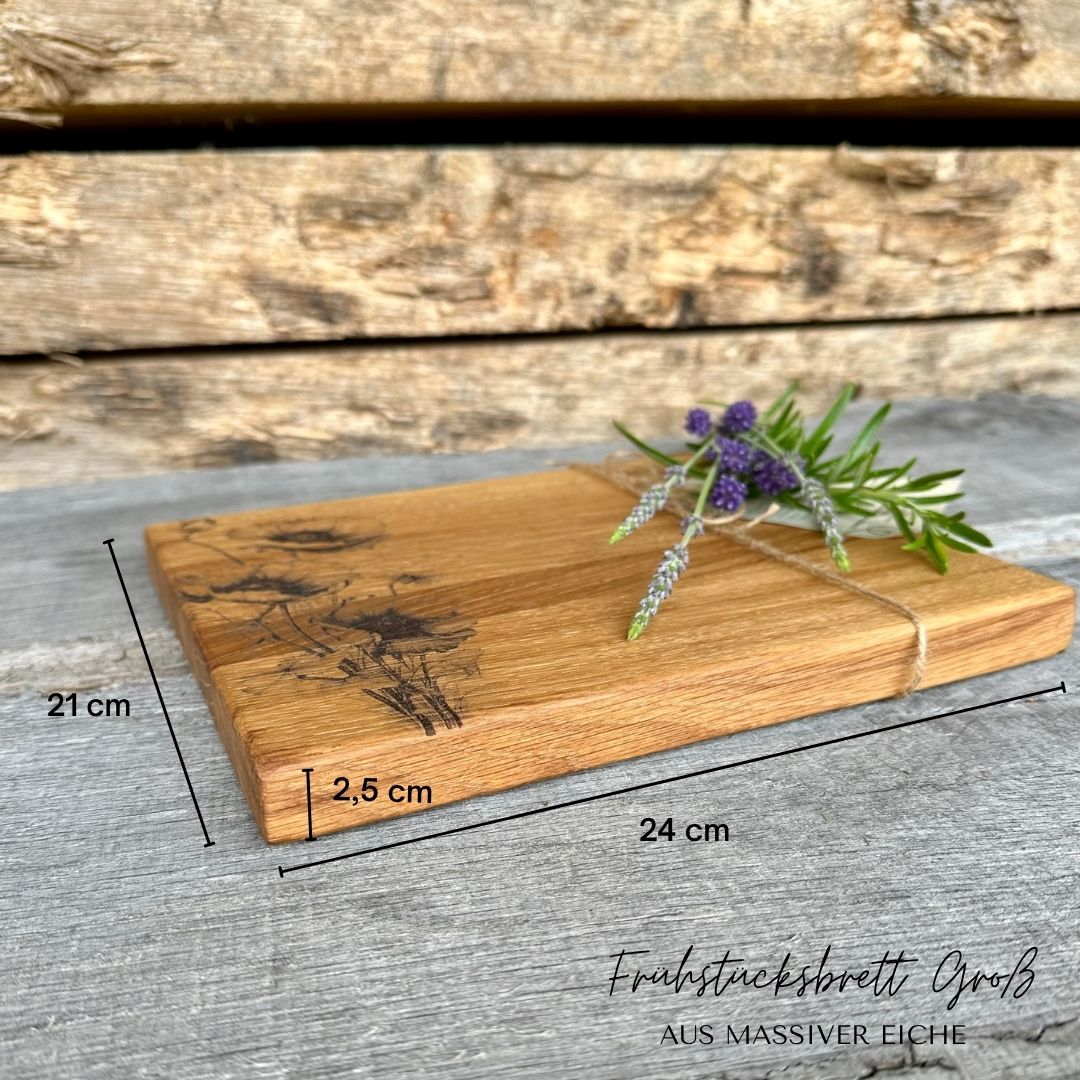 Handgefertigtes Frühstücksbrett aus massiver Eiche mit Gravur